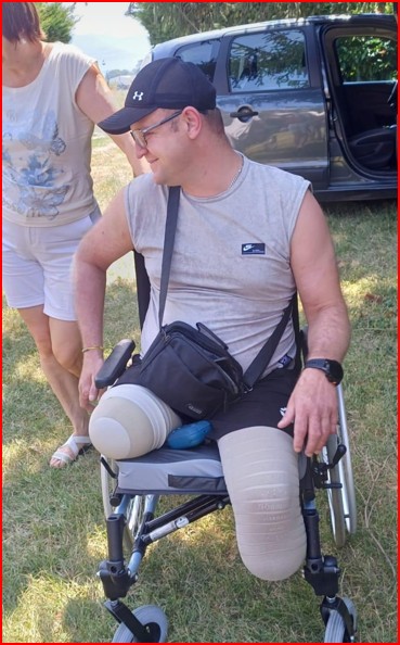 Donné hier un fauteuil à ce soldat Ukrainien qui a été soigné à Grenoble il remercie l'entraide Quand on voit cette photo on se sent utile